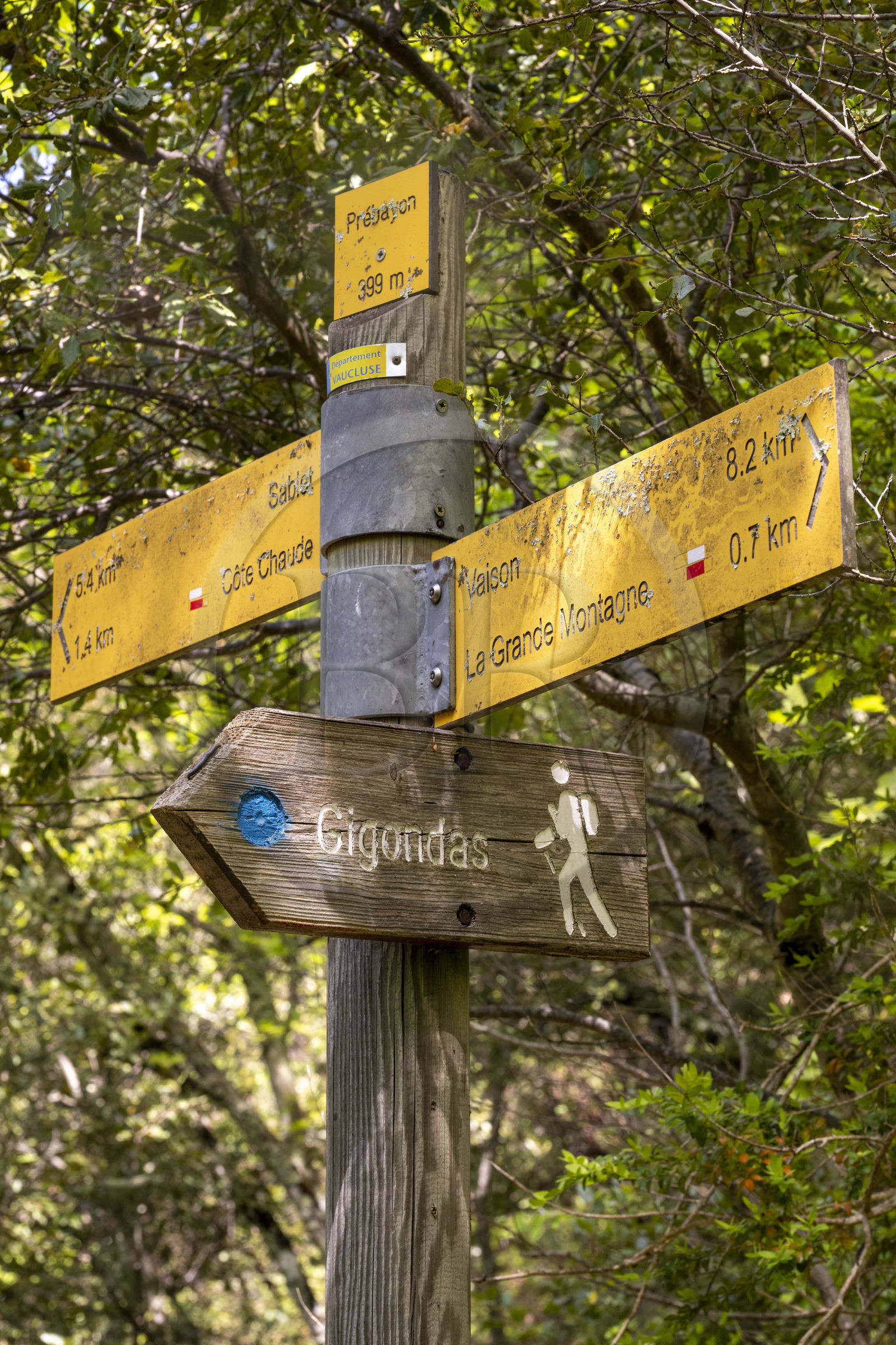 France, Vaucluse (84), Dentelles de Montmirail, Sablet, panneau indicateur dans le vallon de Prébayon des sentiers de randonnées vers Gigondas et Vaison-la-Romaine dont le GR 4