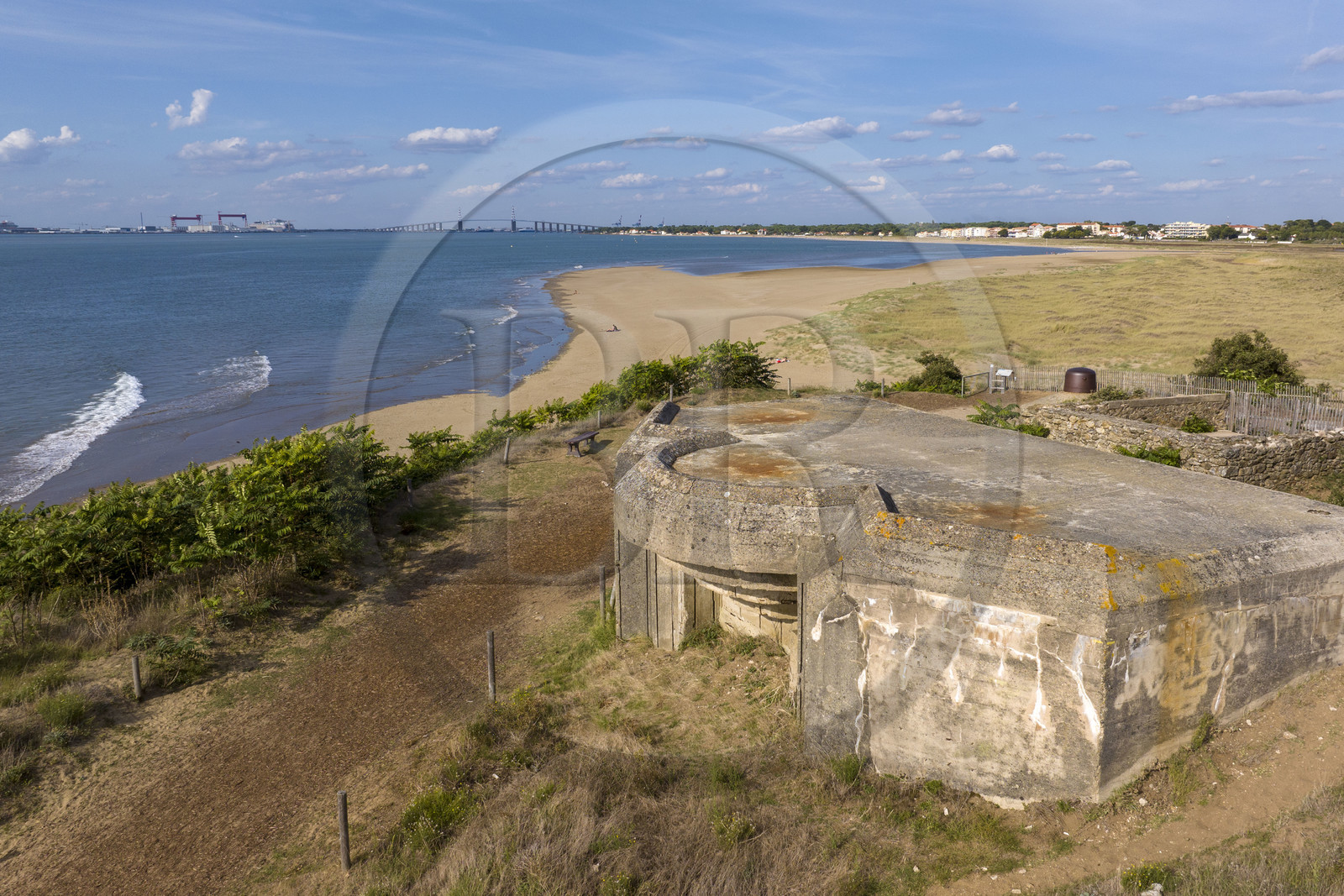 France, Loire-Atlantique (44), Saint-Brévin-Les-Pins, blockhaus du Mur de l'Atlantique à la plage du Pointeau, pont de Saint-Nazaire au-dessus de l'estuaire de la Loire et Saint-Nazaire en arrière plan (vue aérienne)