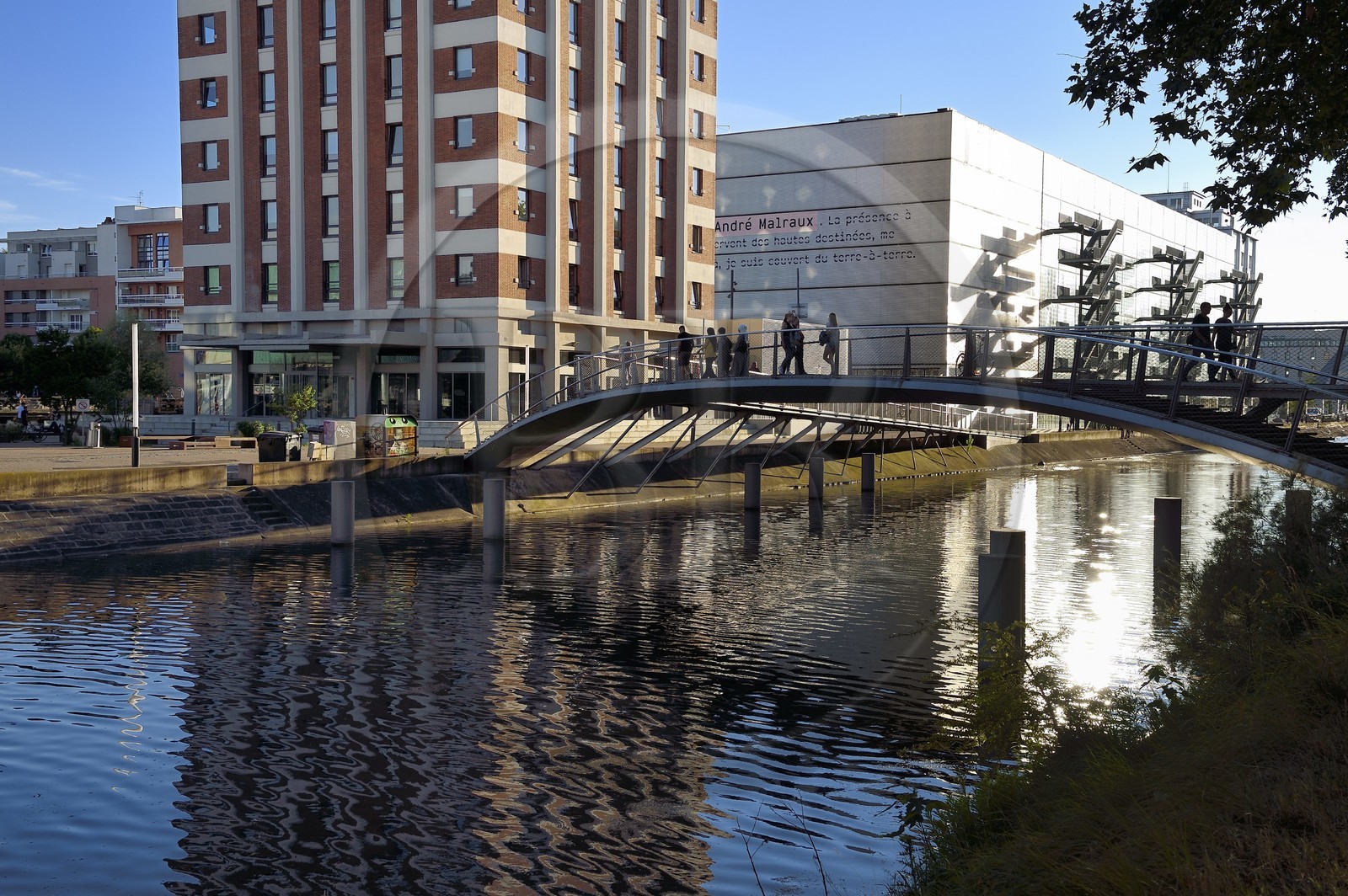 France, Bas-Rhin (67), Strasbourg, amenagement du port du Rhin et reconversion du mole du Bassin d'Austerlitz, presqu'ile Malraux, ancien silo à grains du Mole Seegmuller de 47m transformé en résidence universitaire et la médiathèque André Malraux en bordure du bassin d'Austerlitz