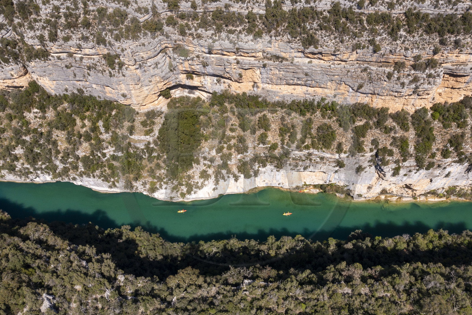 Var (83) rive gauche et Alpes-de-Haute-Provence (04) rive droite, Parc Naturel Régional du Verdon, Basses Gorges du Verdon en aval du lac de Sainte Croix, découverte en kayak des gorges de Baudinard (vue aérienne)