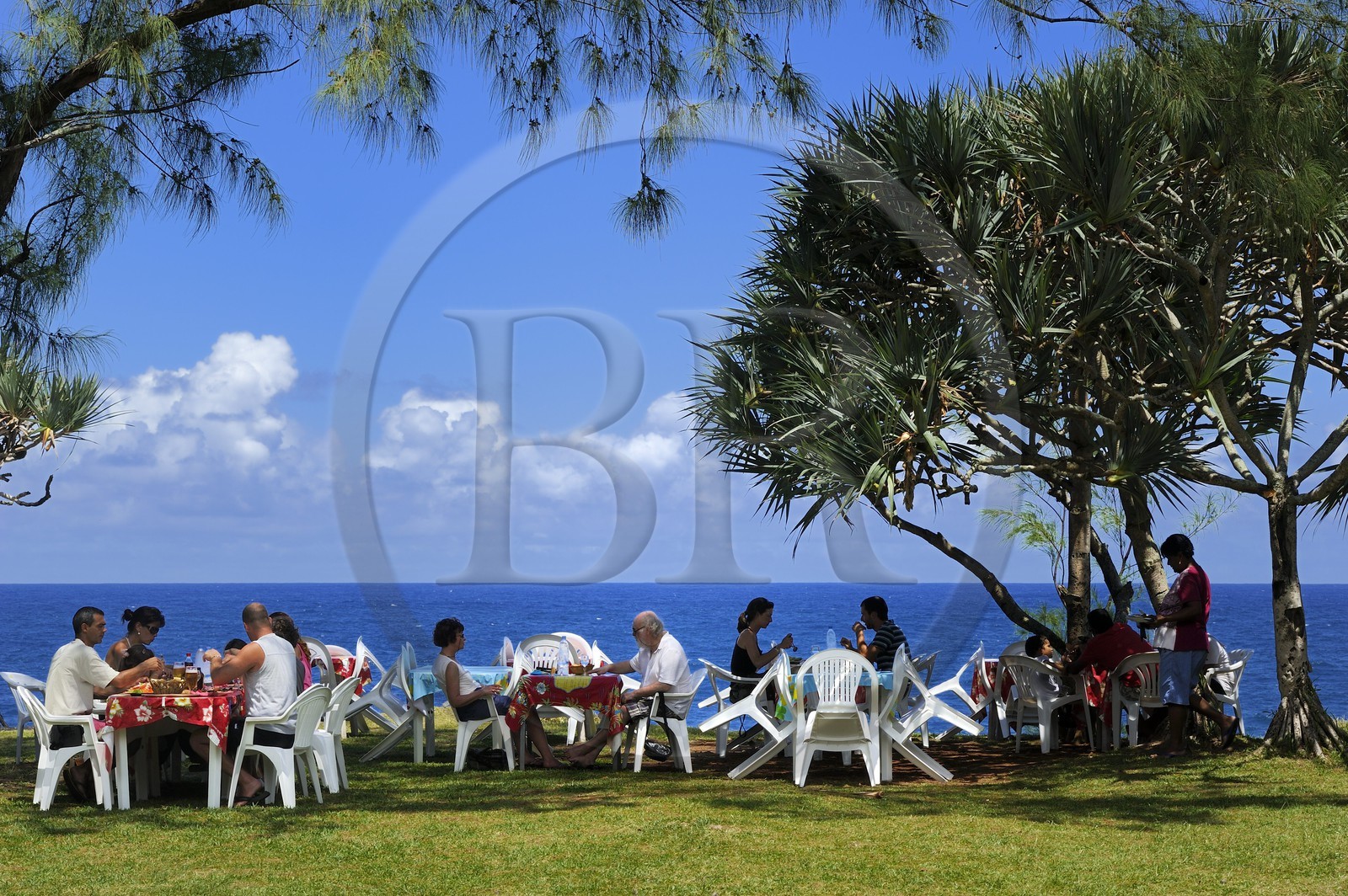 France, Ile de la Reunion, côte sud, Saint-Philippe, restaurant La Mer Cassée en bordure de mer