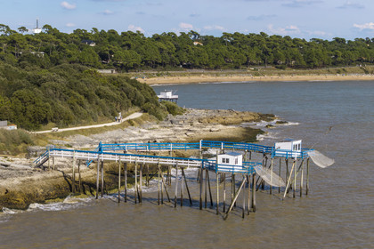 France, Charente-Maritime (17), région de Royan, Saint-Palais-sur-Mer, cabanes de pêche traditionnelle au carrelet à l'embouchure de l'estuaire de la Gironde, sentier des douaniers qui longe le littoral