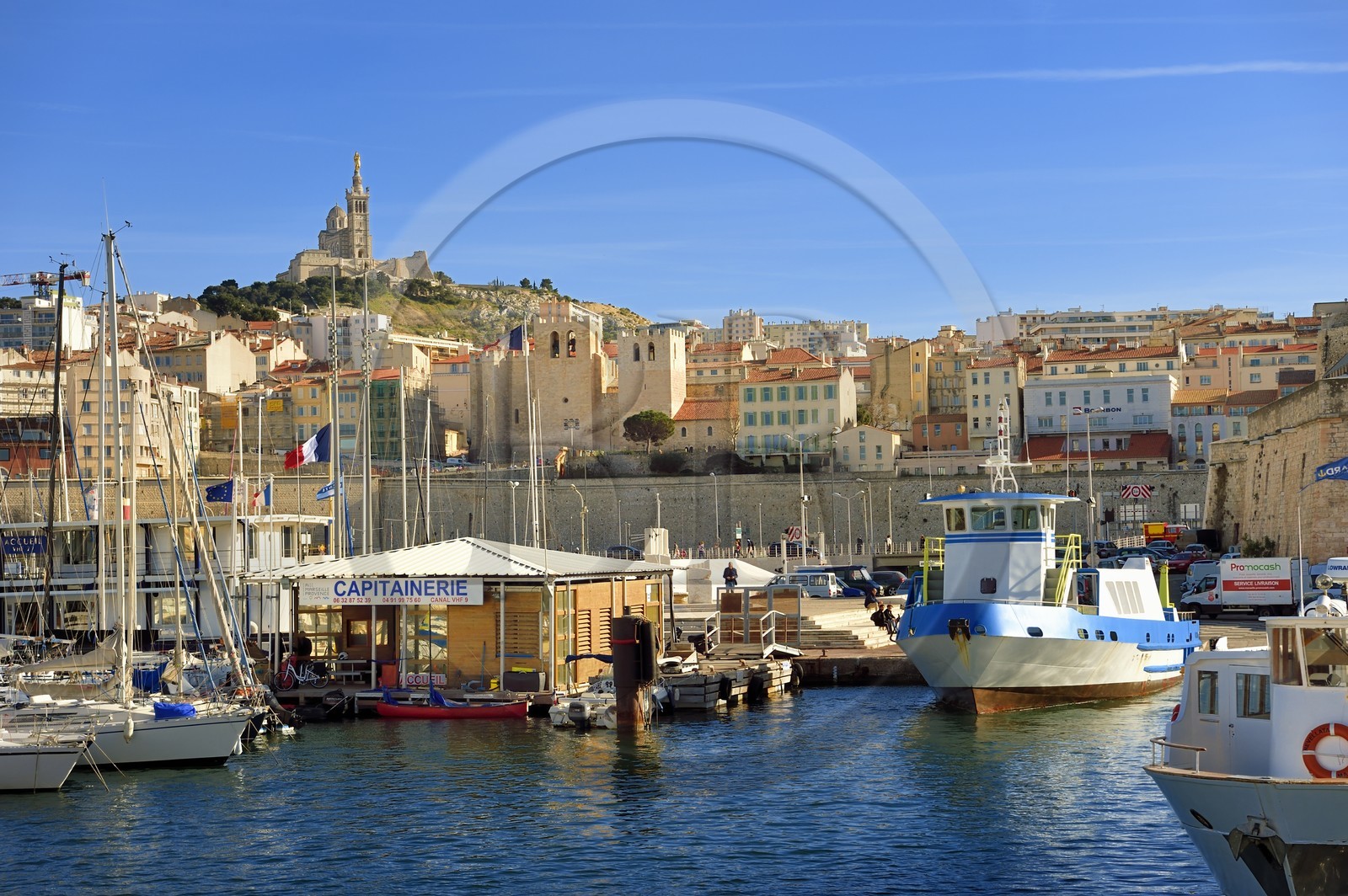 France, Bouches-du-Rhône (13), Marseille, la Capitainerie dans le Vieux Port, Abbaye Saint Victor et la basilique Notre Dame de La Garde en arrière plan