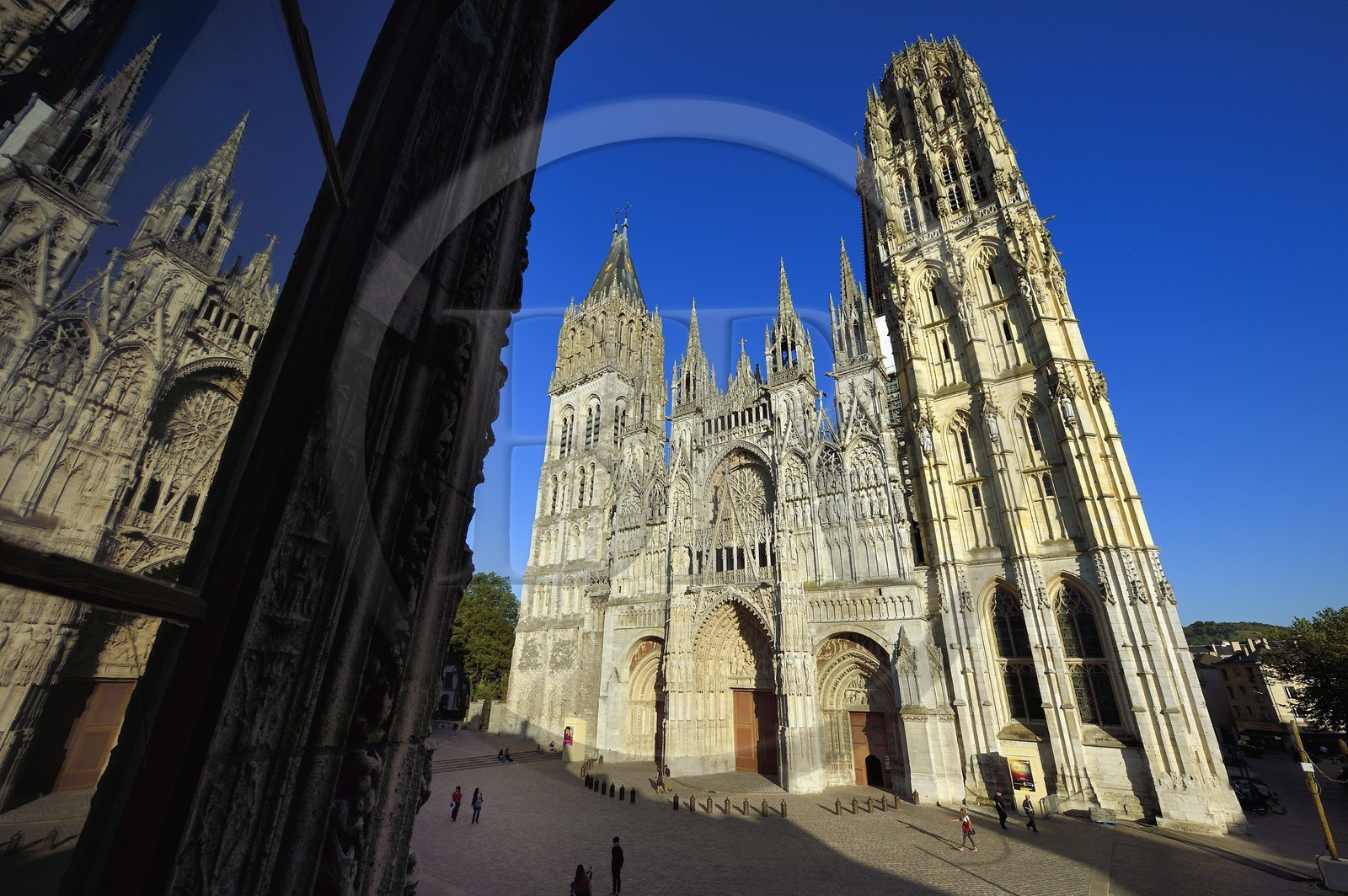 France, Seine-Maritime (76), Rouen, cathédrale Notre-Dame de Rouen vue de la fenêtre de l'ancien atelier de Claude Monet devenu maintenant l'Office de Tourisme