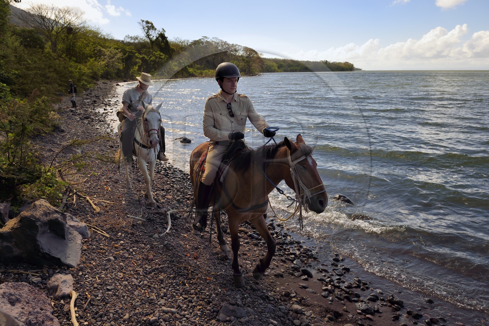 Nicaragua, Ile d'Ometepe sur le lac Nicaragua, cavaliers en randonnée en bordure du lac