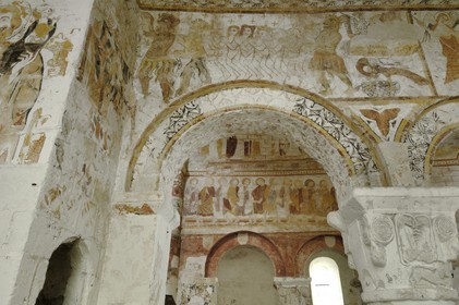 France, Loir-et-Cher (41), Lavardin, labellisé Les Plus Beaux Villages de France, église Saint-Genest de style roman du XI siècle, fresques romanes datant du XIIe au XVe siècle