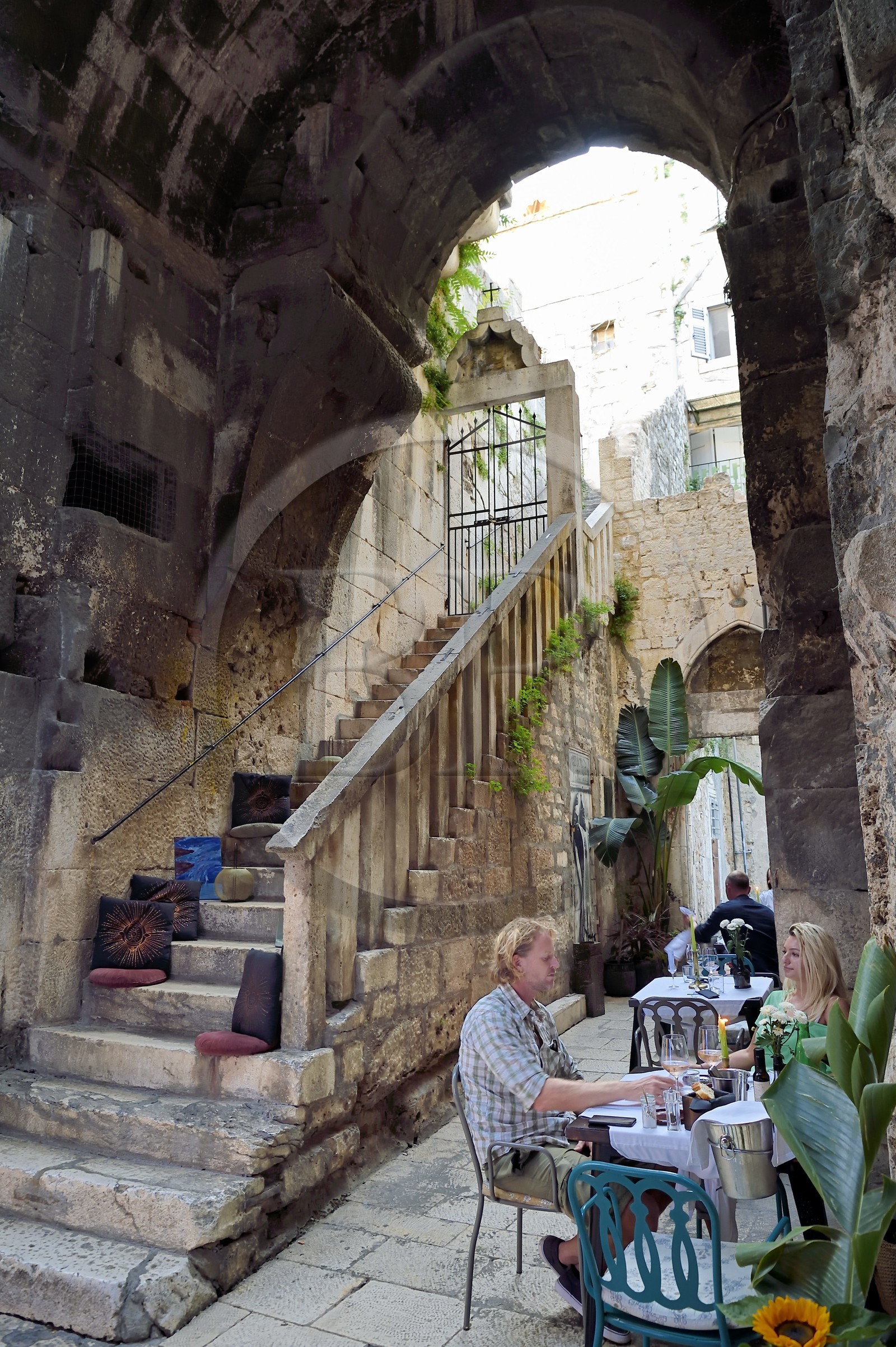 Croatie, Dalmatie, cote dalmate, Split, vieille ville romaine classée Patrimoine Mondial de l'UNESCO, terrasse de restaurant dans les anciens remparts