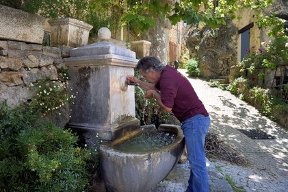 France, Var (83), La Dracénie, village de Tourtour, labellisé Les Plus Beaux Villages de France, le maitre moulinier Jean-Marc Simon boit à la fontaine