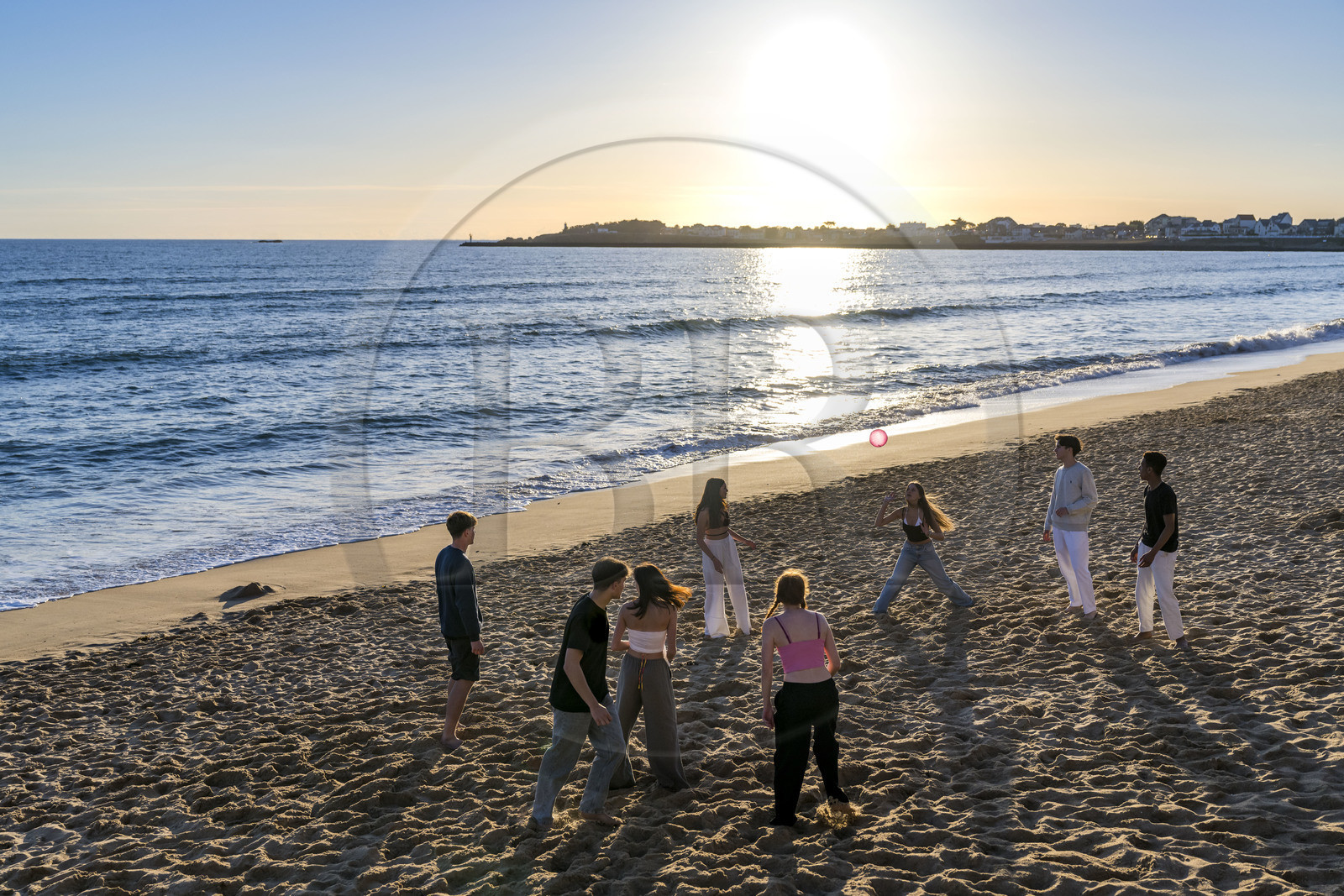 France, Vendée (85), Saint-Gilles-Croix-de-Vie, adolescents jouant au ballon sur la Grande Plage sur le Remblai