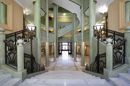 France, Alpes-Maritimes (06), Nice, quartier des Baumettes, l'immeuble Art déco Le Gloria Mansions, le grand hall d'entrée, monumental escalier central à cage elliptique