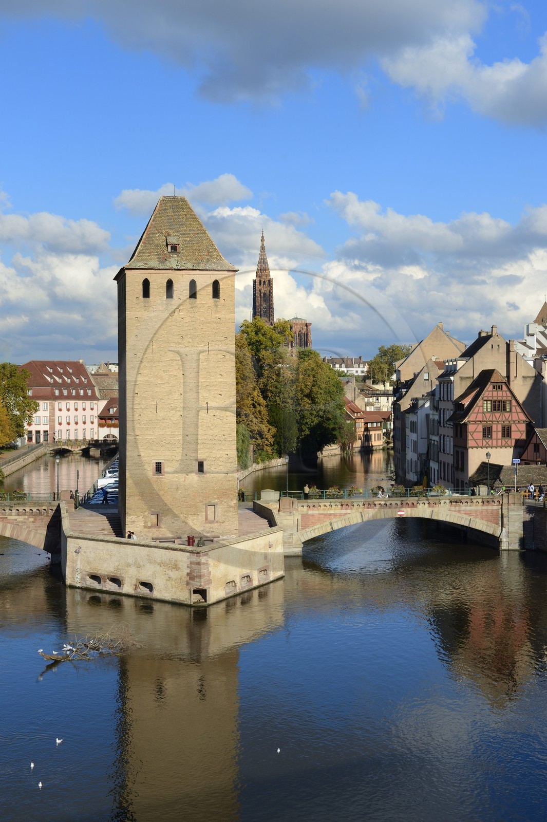France, Bas Rhin (67), Strasbourg, vieille ville classée au Patrimoine Mondial de l'UNESCO, quartier de la Petite France, les Ponts Couverts et la cathédrale Notre Dame en arrière plan