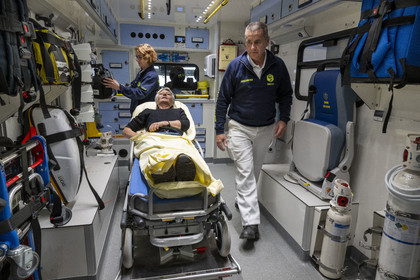 France, Côte-d'Or (21), les climats de Bourgogne classés Patrimoine Mondial de l'UNESCO, Beaune, Hospices Civils de Beaune, le centre hospitalier, nouveau camion médicalisé du SMUR (Service Mobile d'Urgence et de Réanimation) acquis grâce aux revenus de l’Hôtel-Dieu et du domaine viticole des Hospices de Beaune