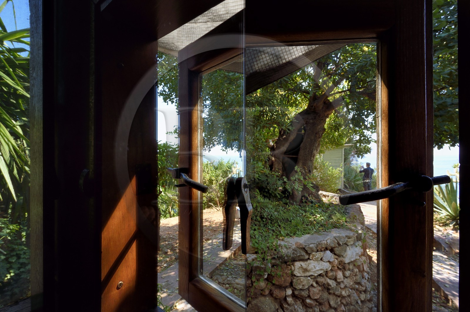 France, Alpes-Maritimes (06), Roquebrune-Cap-Martin, Cap Martin, cabanon Le Corbusier de 1952, jeu de miroirs autours de la fenêtre (Demande d'autorisation nécessaire avant publication)