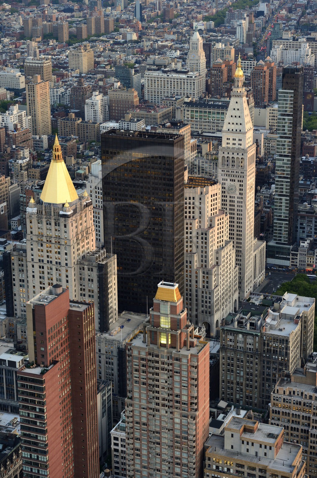 Etats-Unis, New York, Manhattan, Midtown, gratte-ciels du Metropolitan Life Insurance Company Tower entre la 23ème rue et Madison avenue devant Madison Square Park (sur la droite avec horloge)