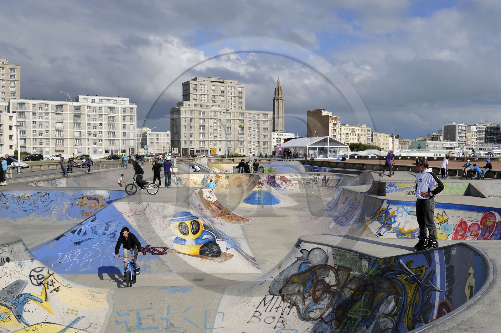 France, Seine-Maritime (76), Le Havre, Centre-ville reconstruit du Havre par Auguste Perret classé Patrimoine Mondial de l'UNESCO, le Skate park sur la plage, immeubles Perret de la Porte Océane et la Tour Lanterne de l'église Saint-Joseph en arrière plan