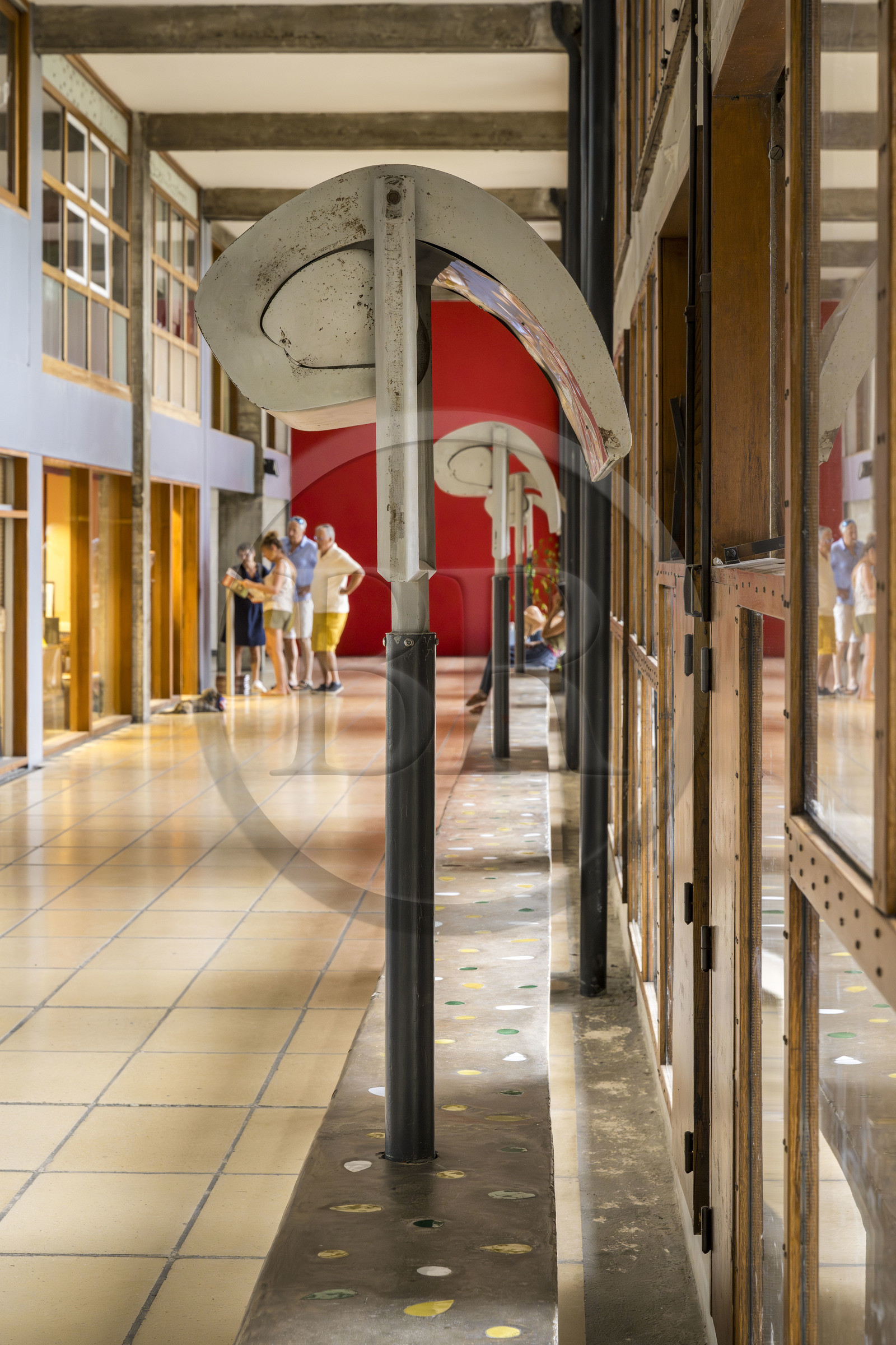 France, Bouches-du-Rhône (13), Marseille, oeuvre architecturale de Le Corbusier, classée Patrimoine Mondial de l'UNESCO, la Cité Radieuse par l'architecte Le Corbusier, le déambulatoire entre le 3e et le 4e étage et ses commerces