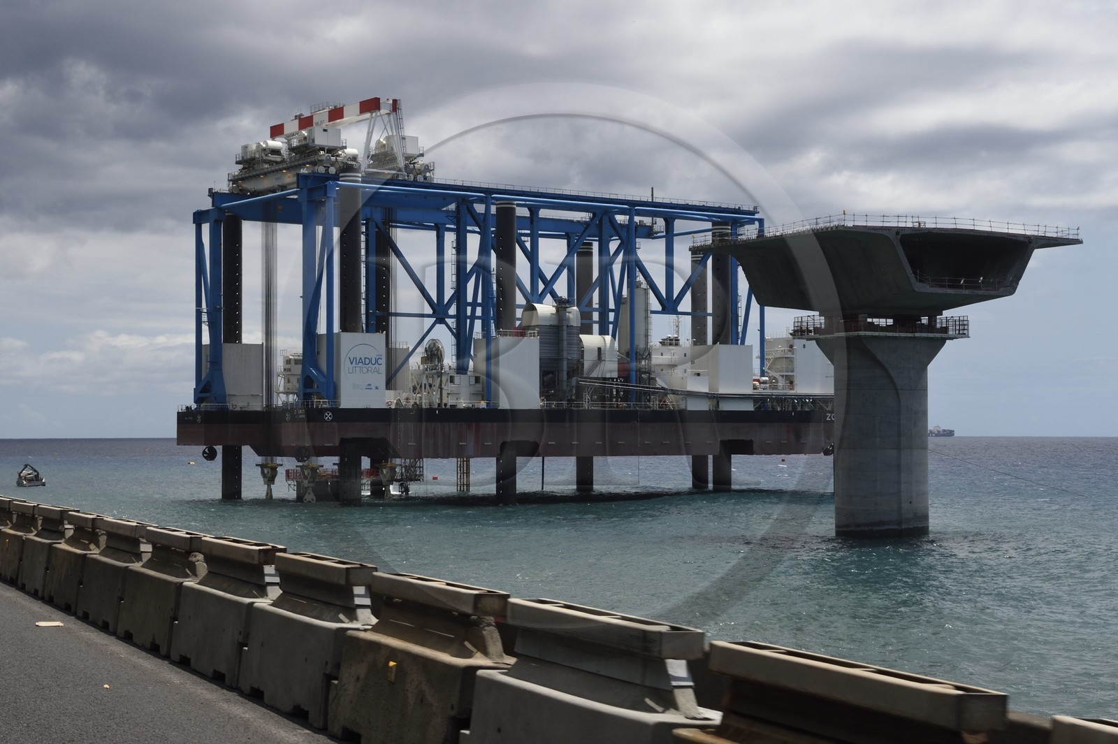France, Ile de la Reunion, La Possession, chantier de la Nouvelle Route du Littoral (NRL), viaduc maritime long de 5,4 km entre la capitale Saint-Denis et le principal port de commerce à l’Ouest