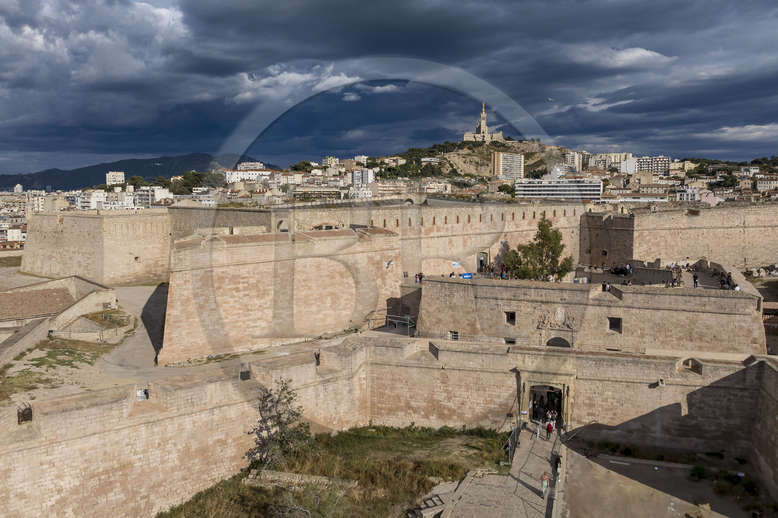 France, Bouches-du-Rhône (13), Marseille, Citadelle de Marseille (Fort Saint-Nicolas, le haut fort appelé fort d’Entrecasteaux) et la basilique Notre Dame de la Garde en arrière plan (vue aérienne)