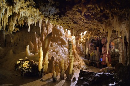 France, Dordogne (24), Périgord Noir, Les Eyzies-de-Tayac, site classé Patrimoine Mondial de l'UNESCO, enchevetrement de cristallisations dans la grotte du Grand-Roc