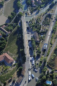 France, Hérault (34), Canal du Midi, classé Patrimoine Mondial de l'UNESCO, Bèziers, les écluses de Fonsérannes ou Fonseranes construites par le fermier de la gabelle et intendant de armées de Louis XIV Pierre-Paul Riquet (vue aérienne)