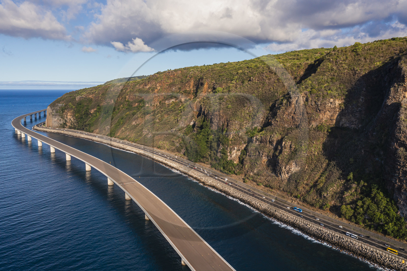 France, Ile de la Reunion, la Grande Chaloupe à La Possession, la Nouvelle Route du Littoral (NRL), le viaduc maritime long de 5,4 km entre la capitale Saint-Denis et la Grande Chaloupe (vue aérienne)
