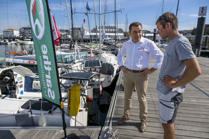 France, Vendée (85), Les-Sables-d'Olonne, Port Olona, ponton des voiliers du Vendée Globe, bateau à voile monocoque de régate de classe Mini 6,50 se préparant à participer à la minitransat, le président de la course du Vendée Globe Alain Leboeuf en discussion avec le jeune skipper Hugo Cardon