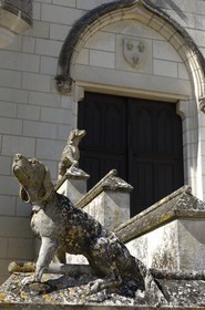 France, Indre-et-Loire (37), Loches, le Palais Royal, statue de chien sur l'escalier des Logis Royaux