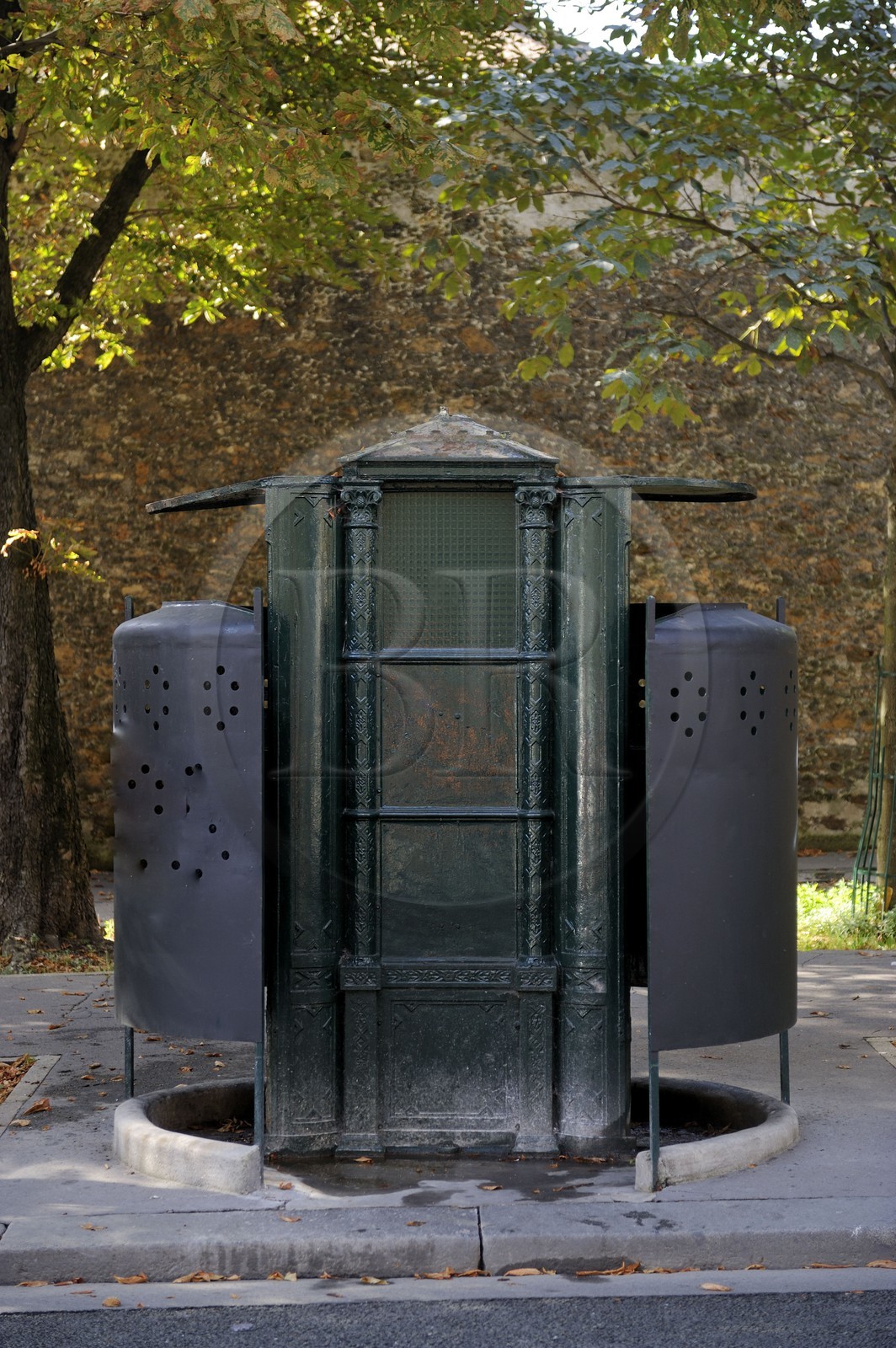France, Paris (75), la dernière vespasienne haussmannienne à Paris sur le boulevard Arago, devant la Prison de la Santé