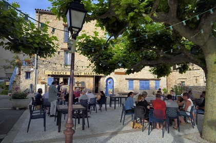 France, Var (83), La Dracénie, village de Châteaudouble, terrasse de café sur la place centrale
