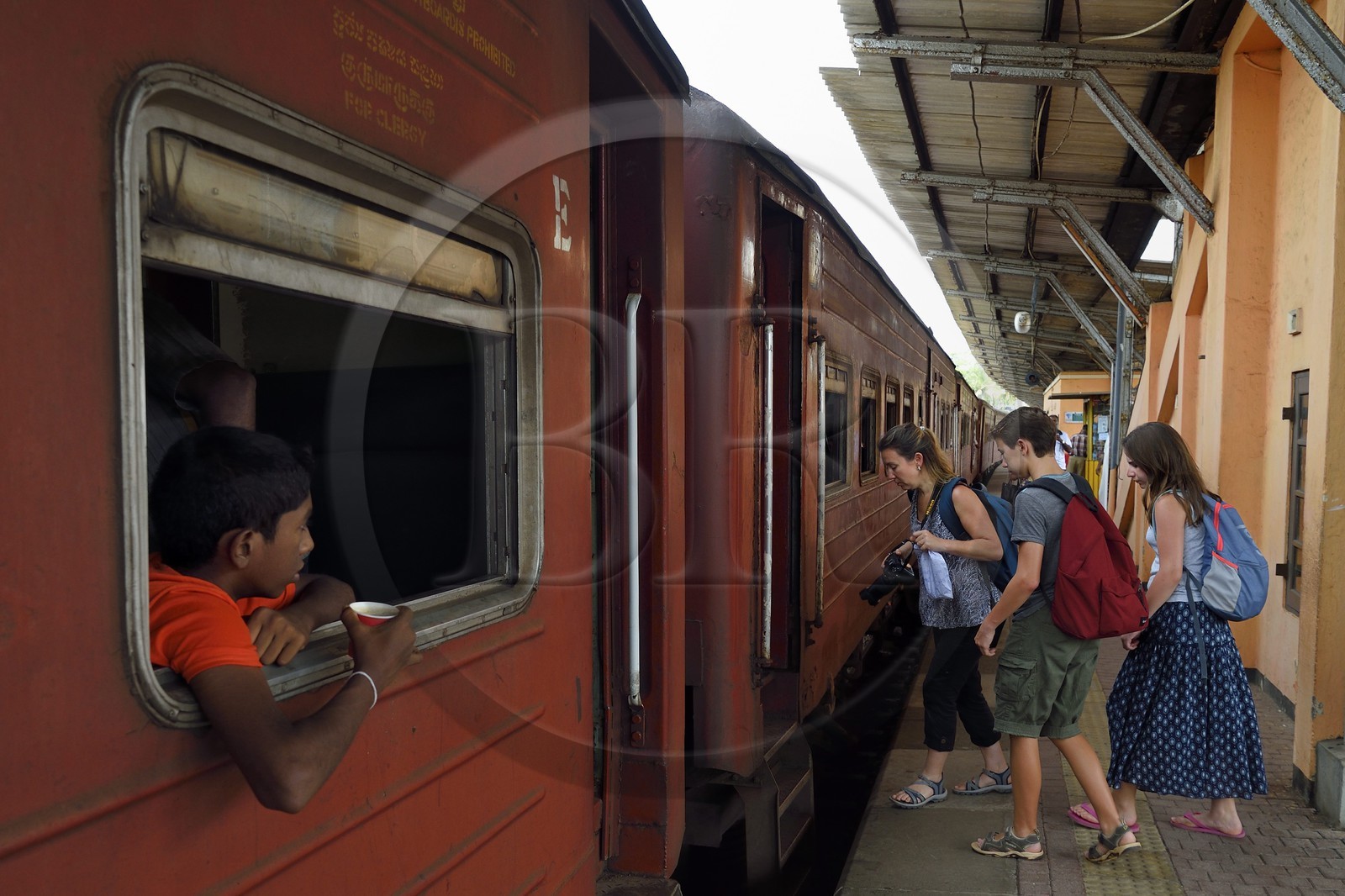 Sri Lanka, Province du Sud, embarquement en gare de Galle