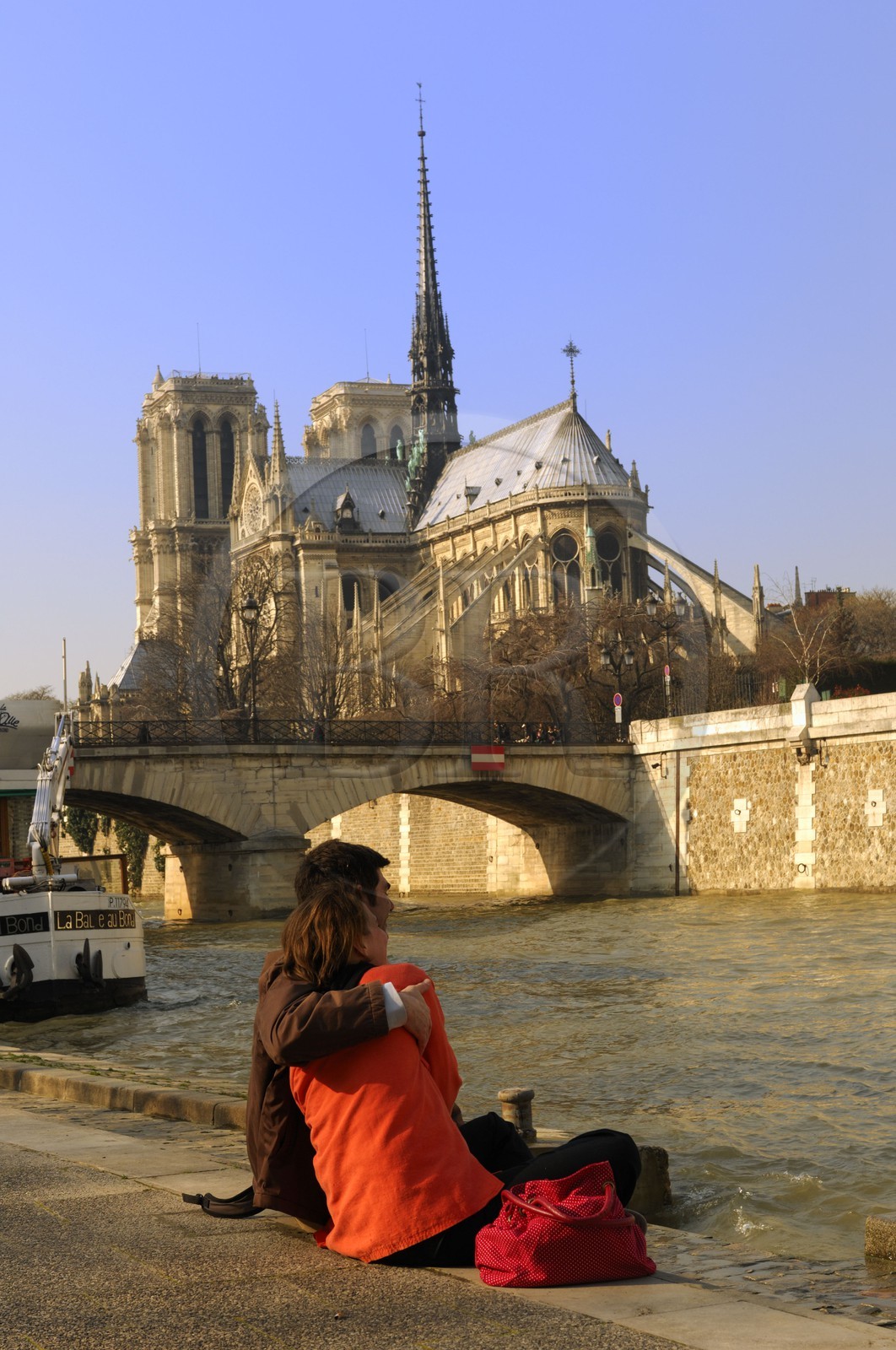 France, Paris (75), les rives de la Seine, classées Patrimoine Mondial de l'UNESCO, la cathédrale Notre-Dame et couple d'amoureux