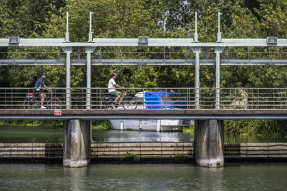 France, Deux-Sèvres (79), le Marais Poitevin, la Venise Verte, Coulon, barrage et passerelle sur la Sèvre Niortaise, randonnée à bicyclette