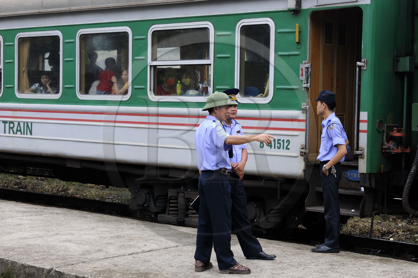 Vietnam, train de jour de Lao Cai à Hanoï, gare de Yen Bai, contrôleurs