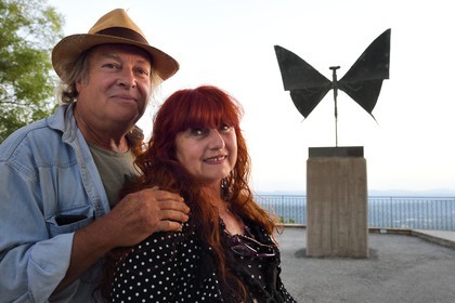 France, Var (83), La Dracénie, village de Tourtour, Alain et Jacotte Vagh devant un bronze appelé Flambé de Bernard Buffet sur l'esplanade de la mairie