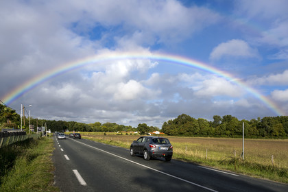 France, Charente-Maritime (17), région de Royan, route encadrée par un arc en ciel