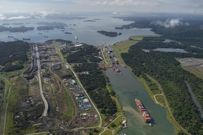 Panama, province de Colon, Canal de Panama, cargo Panamax passant les écluses de Gatun, le chantier des nouvelles écluses sur la gauche et le lac Gatun en arrière plan (vue aérienne)