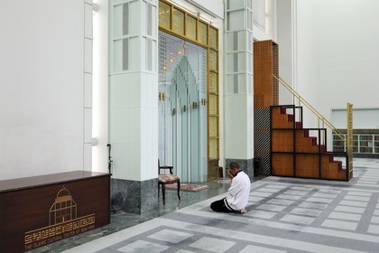 Etats-Unis, New York, Manhattan, Upper East side, la New York Mosque (Islamic Cultural Center) est le plus grand lieu de culte Musulman de la ville caractérisée par son style architectural moderne et son orientation en diagonale vers La Mecque, elle est située sur la 3ème Avenue entre la 96ème Rue et la 97ème Rue