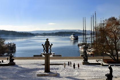 Norvège, Oslo, le fjord, le port et les quais de Pipervika sous la neige devant l'l'hotel de ville (Radhuset)