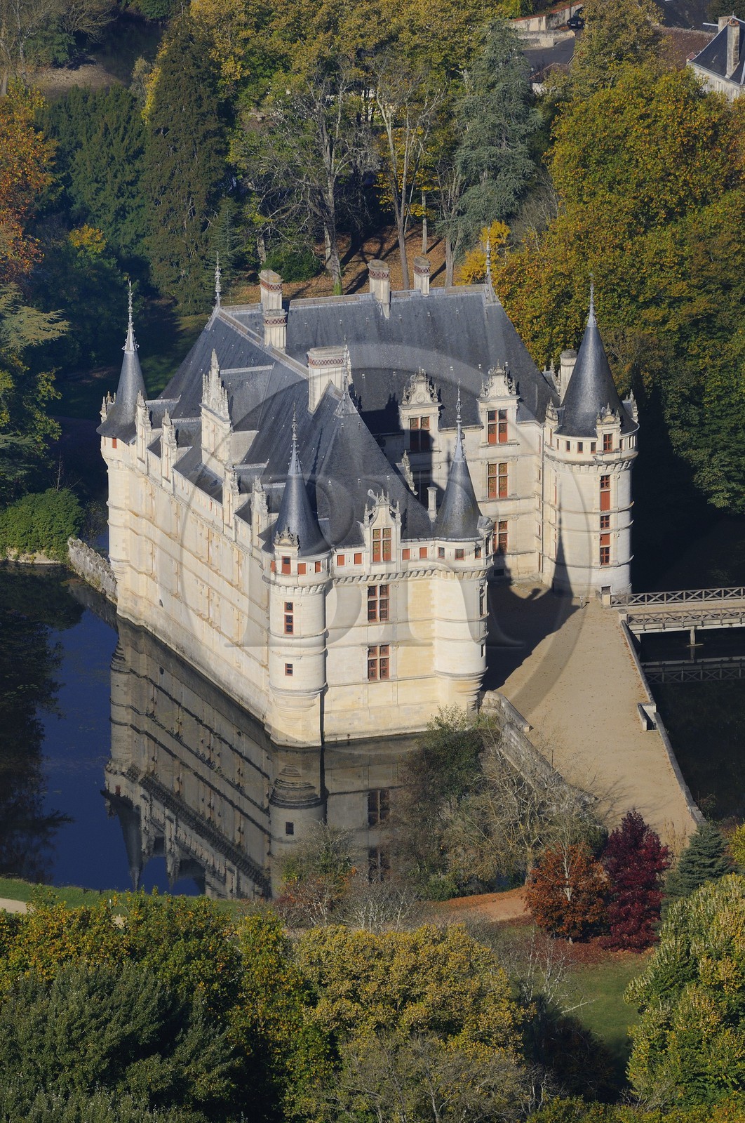 France, Indre-et-Loire (37), Vallée de la Loire classée Patrimoine Mondial de l' UNESCO, château d' Azay-le-Rideau (vue aérienne)