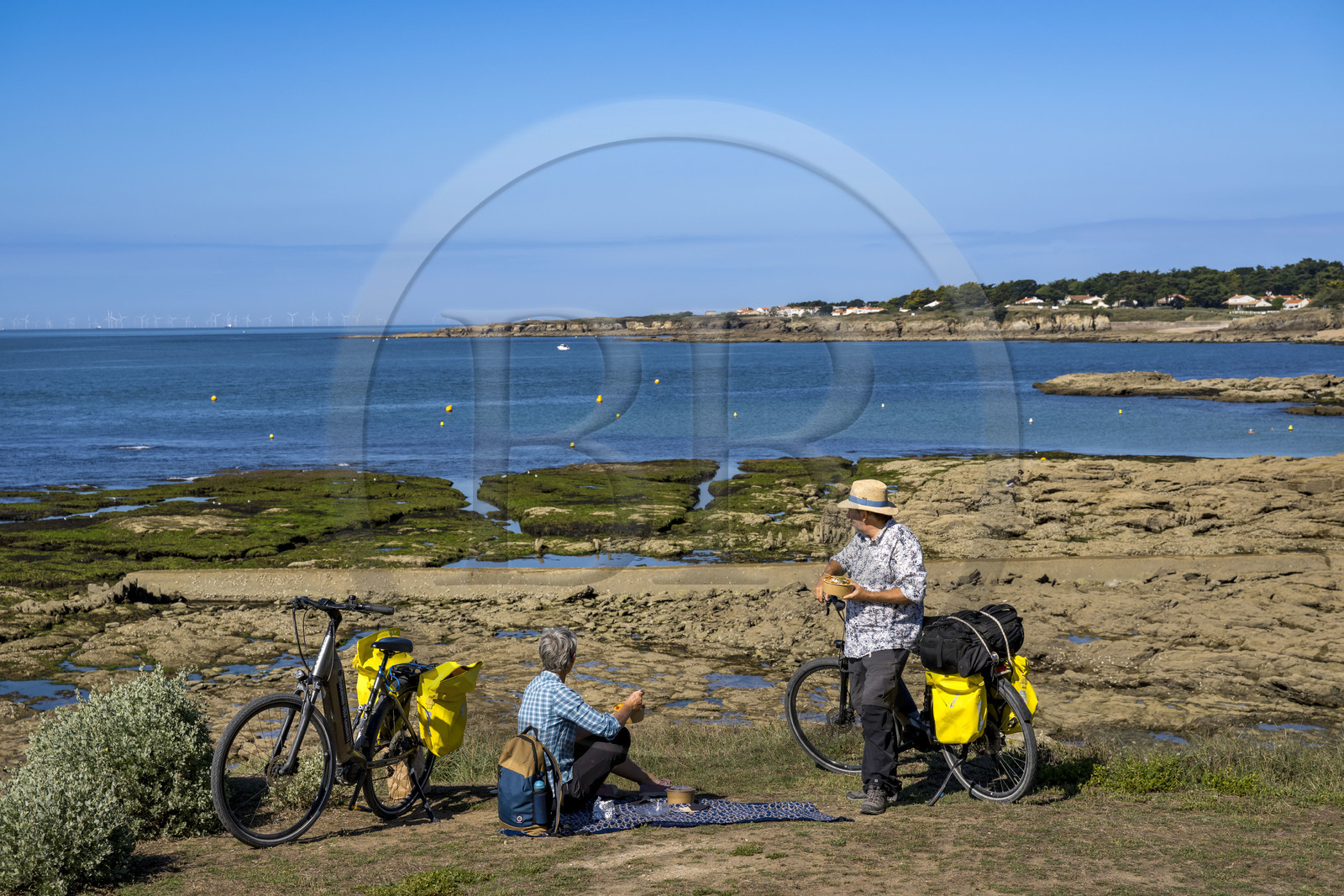 France, Loire-Atlantique (44), Préfailles, pique-nique en bordure de la vélodyssée longeant l'océan et la Pointe Saint Gildas en arrière plan
