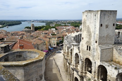 France, Bouches-du-Rhône (13), Arles, les Arènes, amphithéâtre romain de 80-90 après JC, classé Patrimoine Mondial de l'UNESCO et le Rhone en arrière plan