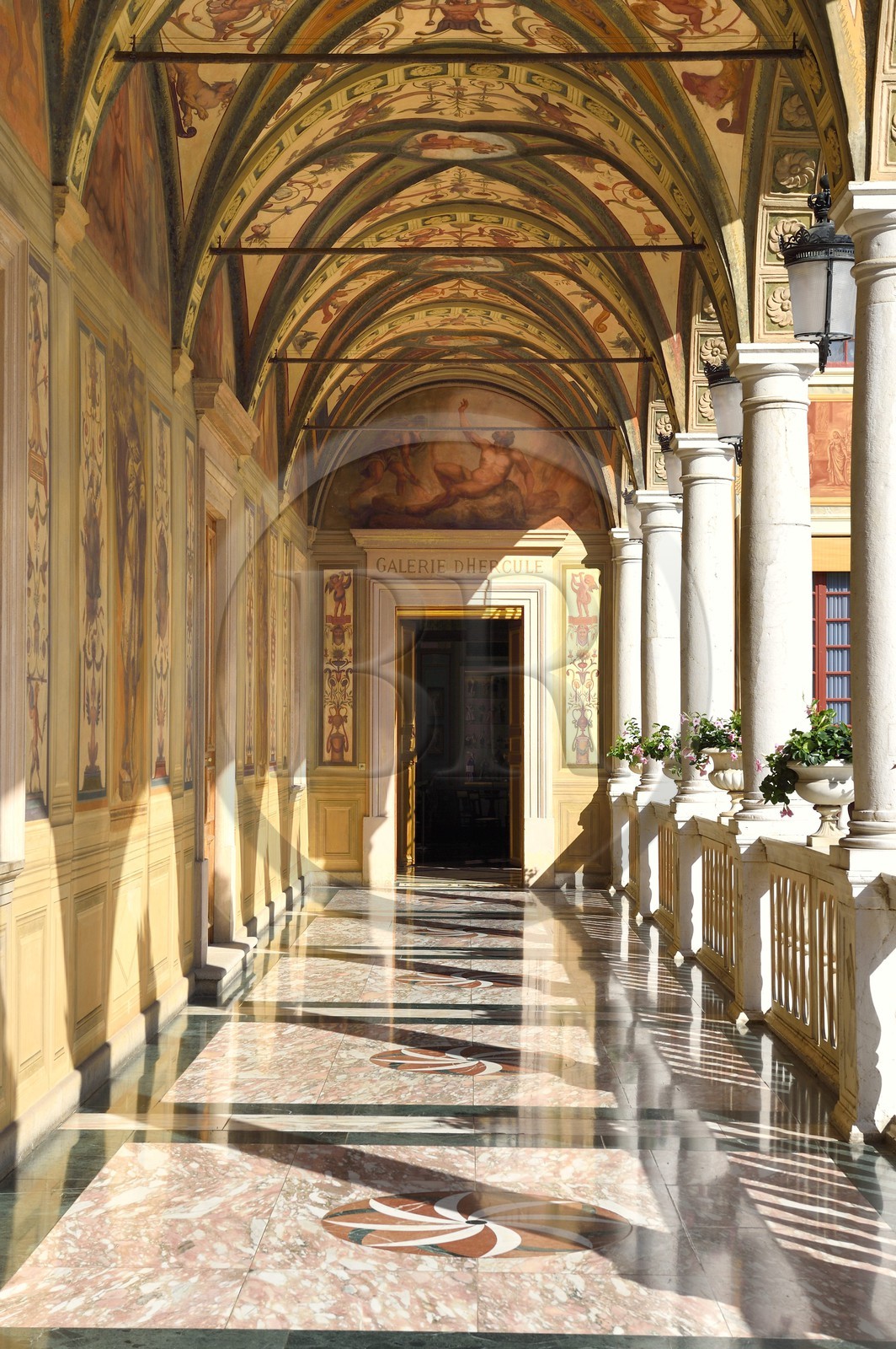 Principauté de Monaco, Monaco, le Rocher, le palais princier, galerie d'Hercule dans la cour d'honneur
