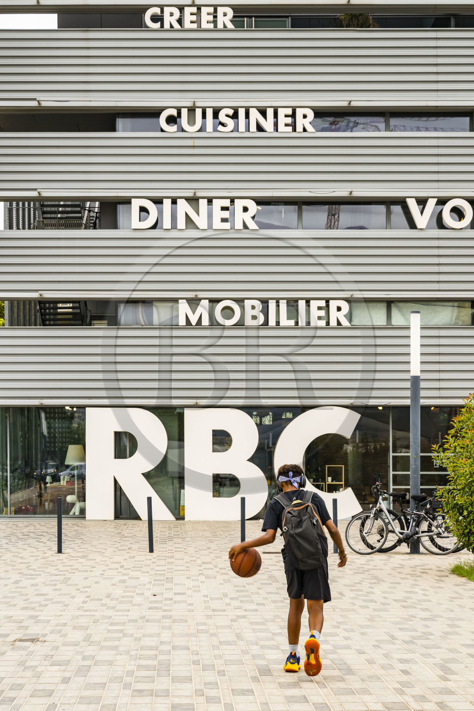 France, Hérault (34), Montpellier,  quartier de Port Marianne, le RBC Design Center conçu par l'architecte Jean Nouvel, showroom de mobilier contemporain, comprenant une librairie, une boutique objets, et un restaurant-brasserie