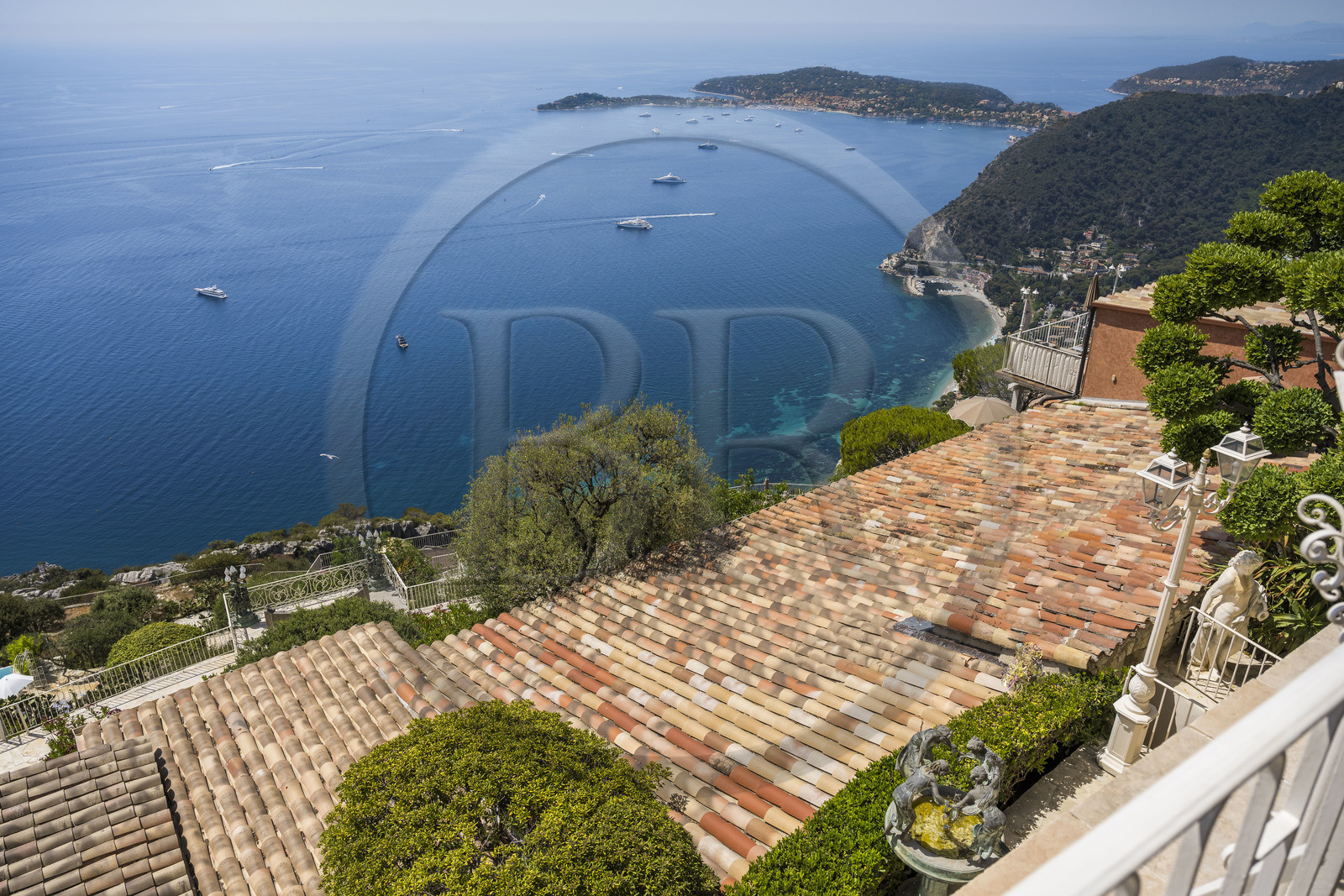 France, Alpes-Maritimes (06), le village perché d'Eze, vue sur la côte depuis l'hotel et restaurant du Chateau de la Chèvre d'or, la presqu'ile de Saint-Jean-Cap-Ferrat en arrière plan
