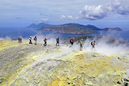 Italie, Sicile, iles Eoliennes, classées Patrimoine Mondial de l'UNESCO, ile de Stromboli, pecheurs sur la plage de Scari et le volcan actif du Stromboli en arrière plan (vue aérienne)