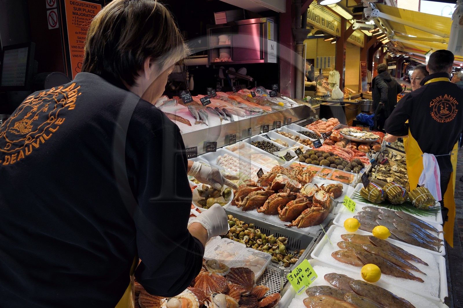 France, Calvados (14), Pays d'Auge, Trouville-sur-Mer, la halle aux poissons, étal de fruits de mer