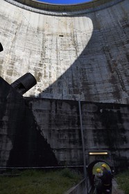 France, Alpes-de-Haute-Provence (04), barrage du lac de Castillon qui retient les eaux du Verdon, cadran solaire géant sur la paroie de 100 mètres de haut