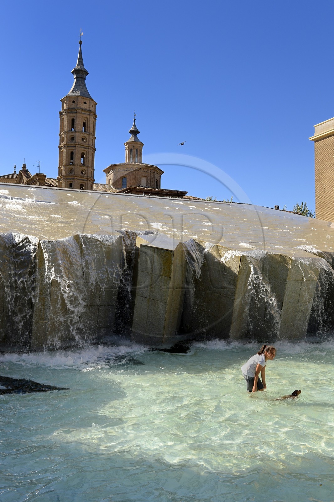 Espagne, Aragon, Saragosse, Plaza del Pilar, la Fuente de la Hispanidad et le clocher penché de l'église San Juan de Los Panetes