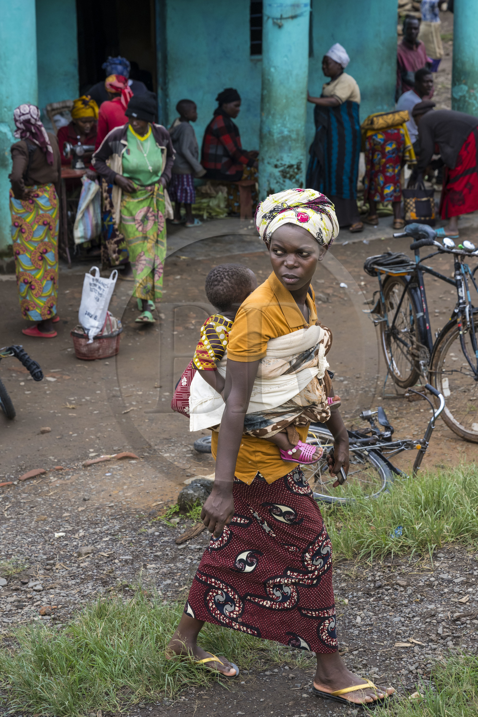 Rwanda, Province du Nord, District de Musanze (Ruhengeri), jour de marché à Muryabazira sur la Route Nationale 4 entre Kigali et Ruhengori, femme transportant son bébé dans son dos