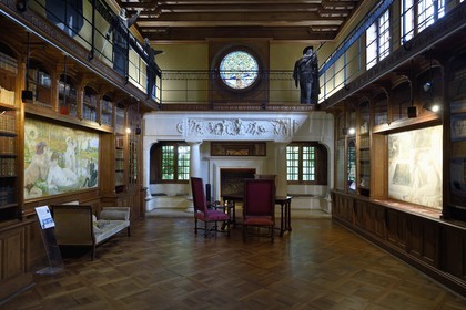 France, Pyrénées-Atlantiques (64), Pays-Basque, Cambo-les-Bains, la Villa Arnaga, musée et maison d'Edmond Rostand, la bibliothèque décorée par deux toiles d’Hélène Dufau